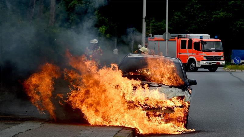 Wenn das Auto brennt, sollten Betroffene schnell die Rettungsstelle informieren - also 112 wählen.