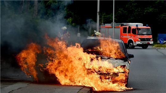 Wenn das Auto brennt, sollten Betroffene schnell die Rettungsstelle informieren - also 112 wählen.