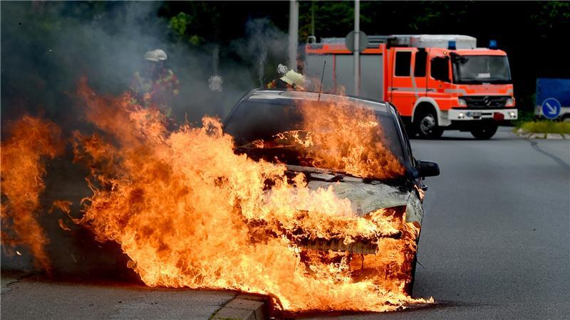 Wenn das Auto brennt, sollten Betroffene schnell die Rettungsstelle informieren - also 112 wählen.