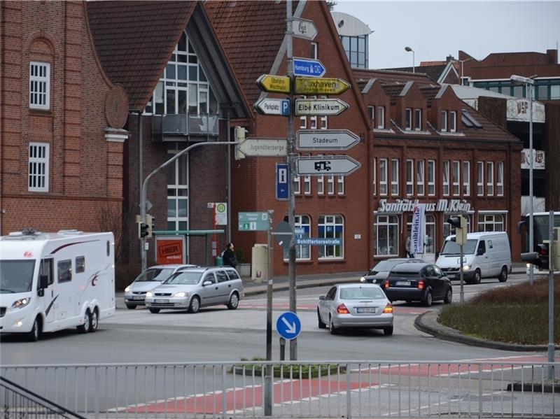 Wenn das Geschäftshaus Neuer Pferdemarkt und das Parkhaus (ganz rechts ist das alte zu sehen) fertiggestellt sind, soll die Kreuzung Schiffertorsstraße zu einem Kreisel umgebaut werden.