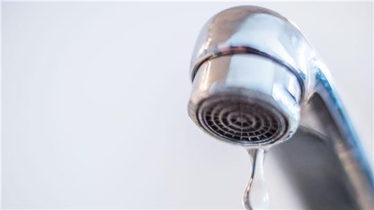 Wenn das Leitungsnetz gespült wird, darf der Wasserhahn nicht aufgedreht werden.