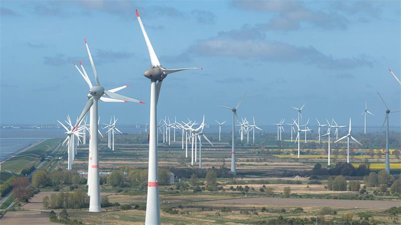 Wenn das Strom-Angebot die Nachfrage übersteigt, wird Strom aus erneuerbaren Quellen abgeregelt. Das soll sich ändern, fordern zwei Nordländer mit einem Antrag. (Archivbild)
