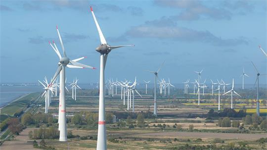 Wenn das Strom-Angebot die Nachfrage übersteigt, wird Strom aus erneuerbaren Quellen abgeregelt. Das soll sich ändern, fordern zwei Nordländer mit einem Antrag. (Archivbild)
