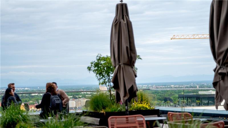 Wenn das Wetter gut ist, dann sieht man sogar die Berge von der Rooftop-Bar des „Fitzroy“ in München. (Archivbild)
