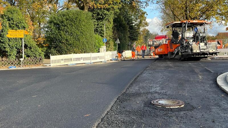 Wenn der Asphaltierer anrückt, ist das Gros der Arbeit geschafft. Dennoch dauert es noch etwa zwei Wochen, bis die Kreuzung an der Oldendorfer Hauptstraße für den Verkehr freigegeben ist.