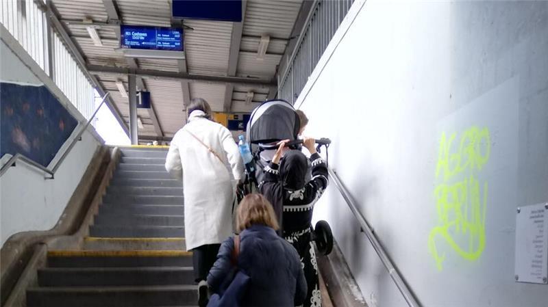 Fahrstuhl-Ärger auch in Stade: Bahn lässt viele Fragen unbeantwortet Wenn der Fahrstuhl defekt ist, müssen Kinderwagen und Co. die Treppen rauf oder runter geschleppt werden.