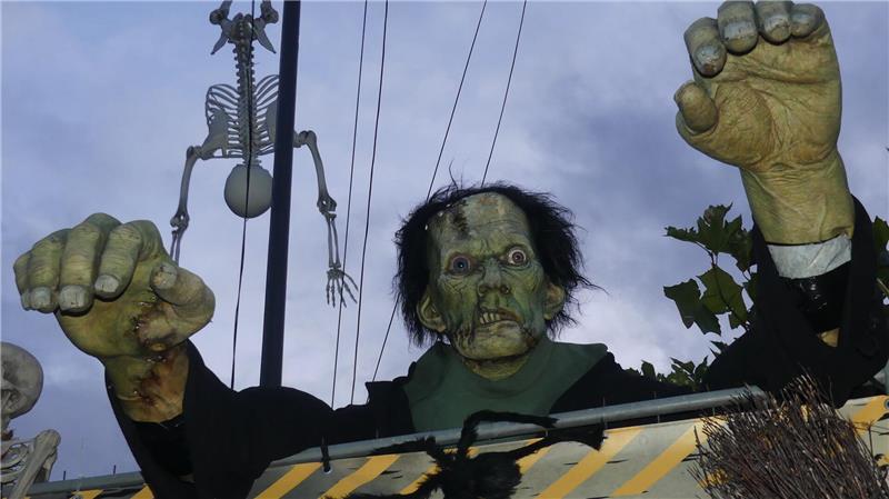 Wenn der Frankenstein in der Grefenstraße 24 über den Zaun guckt, wissen alle Bescheid: Das Horrorhaus bereitet sich auf seine Gäste vor.