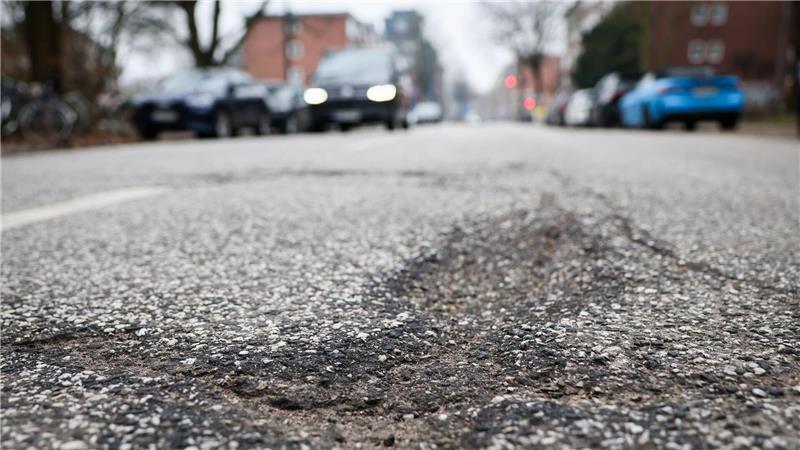 Wenn der Frost und Schnee auftauen, kommt es vermehrt zu Straßenschäden, warnt der ADAC Hansa. (Archivbild)