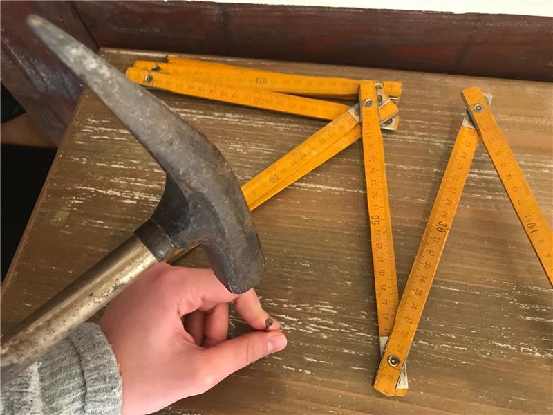 Wenn der Hammer statt des Metallnagels den Fingernagel trifft, ist das oft sehr schmerzhaft. 