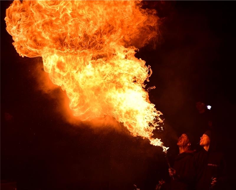 Wenn die Artisten der Gruppe „Spinning Area“ auftreten, ist Spannung garantiert . Sie speien Feuer, jonglieren mit brennenden Gegenständen und versprühen Funkenregen – wie hier im Harsefelder Klosterpark. Fotos: Beneke