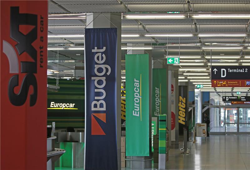 Die Bahn streikt, andere profitieren Wenn die Bahn nicht verlässlich fährt, verlassen sich viele Menschen auf Leihwagenfirmen, bei denen sie ein Auto mieten können. Auch die Mitfahrzentralen boomen trotz der bisherigen Corona-Zurückhaltung ihrer Kunden. Foto: Oliver Berg/dpa