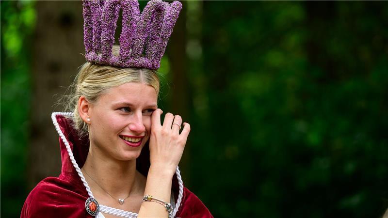 Bilder des Tages Wenn die Heidekönigin 2024 ihr Amt übergibt wird auch mal eine Träne verdrückt.