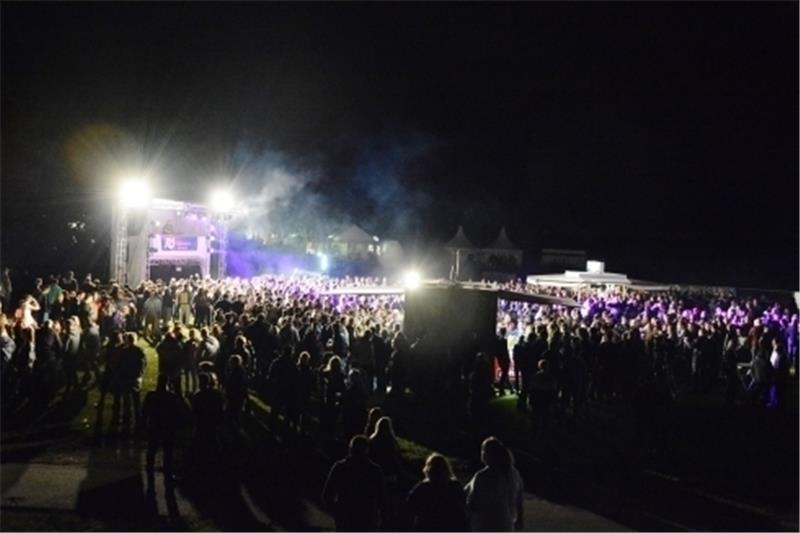 Wenn die Junge Union zur Strandparty nach Krautsand einlädt, kommen 2000 Feierwütige auf die Elbinsel. Zu besichtigen war das Schauspiel in der Nacht von Sonnabend auf Sonntag. Foto Beneke