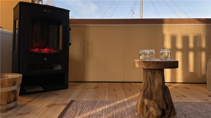 Heiß und smart zugleich: So funktioniert Stades schwimmende Sauna Wenn die Saunagäste ankommen, ist es im Ruheraum schon angenehm warm. Den elektrischen Ofen kann Chris Duwe per Handy steuern.