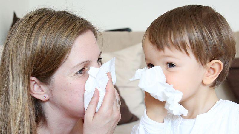 Krankheitswelle nimmt wieder zu – vor allem unter Kindern Wenn die Schniefnase läuft: Hausmittel können Symptome lindern. Foto: dpa-tmn
