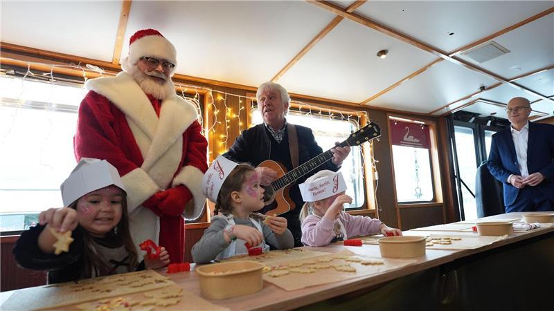 Wenn die Weihnachtsbäckerei auf einem Hamburger Schiff eröffnet wird, ist auch Rolf Zuckowski nicht weit.