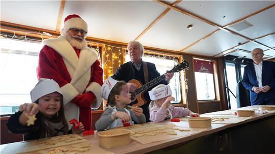 Wenn die Weihnachtsbäckerei auf einem Hamburger Schiff eröffnet wird, ist auch Rolf Zuckowski nicht weit.