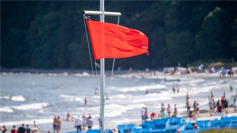 Bad in Nordsee und Ostsee: Das hilft bei tückischer Strömung Wenn die rote Flagge gehisst ist, sollte man nicht ins Wasser gehen.(Archivbild)