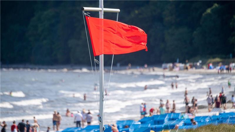 Bad in Nordsee und Ostsee: Das hilft bei tückischer Strömung Wenn die rote Flagge gehisst ist, sollte man nicht ins Wasser gehen.(Archivbild)