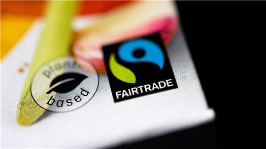 Wenn dieses Siegel auf einer Verpackung ist, soll der Inhalt fair produziert und gehandelt sein - so das Versprechen des Vereins Fairtrade.