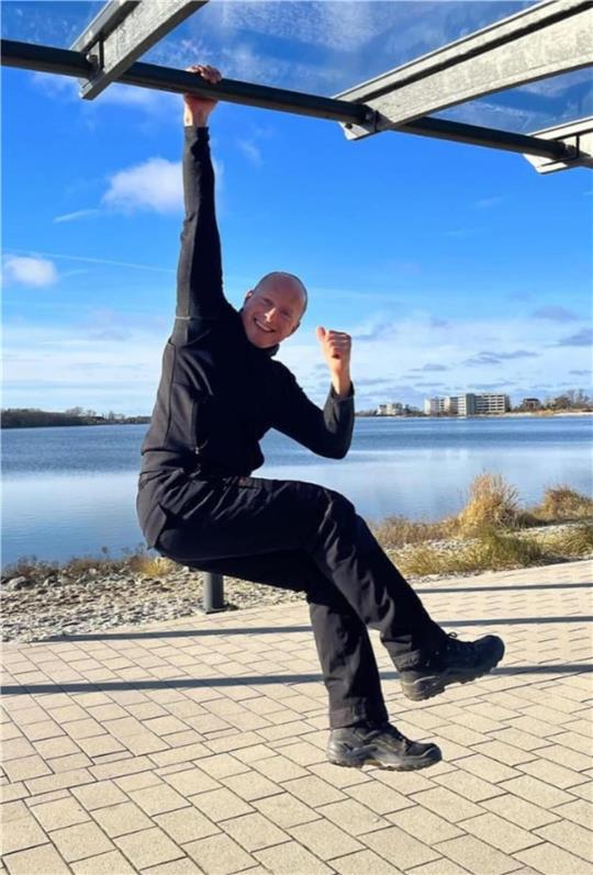 Wenn ein Mann stundenlang an den Geräten am Strand entlang hangelt oder unter einer Brücke hängt, dann könnte es sich um Frank Schwiontek handeln der für die RTL-Show Ninja Warrior trainiert. Foto: privat