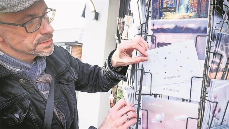 Wenn ein Mensch gestorben ist, fällt es oft nicht leicht, in Beileidsschreiben oder auch persönlich die richtigen Worte zu finden. Autor und Trauerbegleiter Thomas Achenbach (Foto) sagt, es sei wichtig, Verbundenheit herzustellen. Foto: Heese/epd