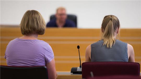Wenn ein Opfer vor Gericht eine Aussage machen soll, kann es eine Prozessbegleitung in Anspruch nehmen. Doch die Opferhilfe Niedersachsen bietet noch viele andere Hilfsmaßnahmen, um Betroffenen zur Seite zu stehen.