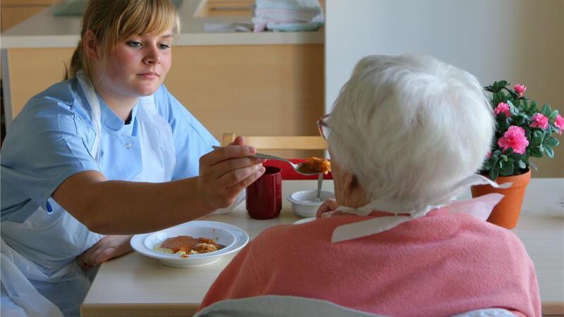 Wenn die Demenz in die geschlossene Psychiatrie führt Wenn ein an Demenz erkrankter Mensch die Aufnahme von Essen und Trinken verweigert, kann das ein eigengefährdenes Verhalten sein - und damit möglicherweise ein Grund für eine Einweisung in die Psychiatrie.