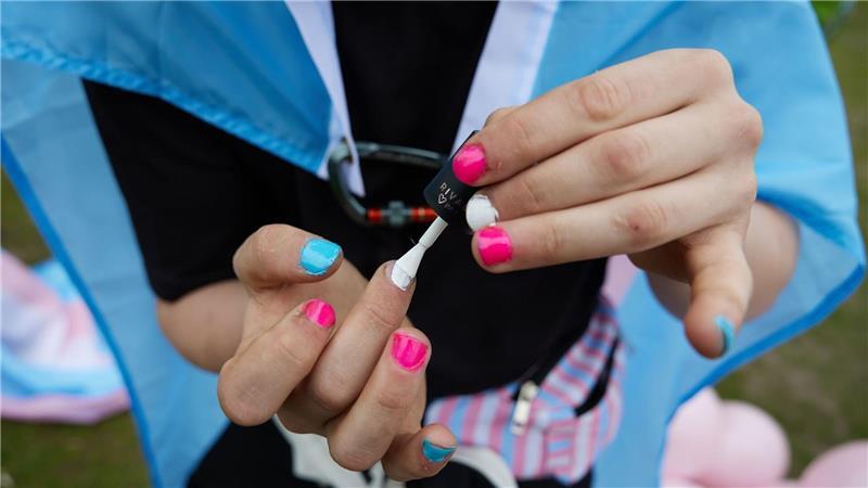 Wenn ein trans Jugendlicher in der Pubertät plötzlich in den Stimmbruch kommt oder ihm Brüste wachsen, kann das sehr belastend sein (Symbolbild).