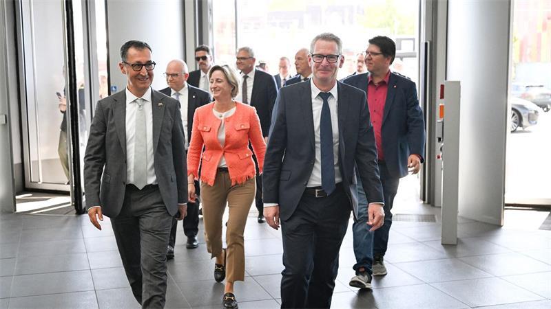 Özdemir: Neckarsulm zu schließen, wäre „politische Willkür“ Wenn er die Kostenstruktur des Standorts Neckarsulm „vergleiche mit Wolfsburg, dann muss sich Neckarsulm nicht verstecken“, sagt Özdemir.
