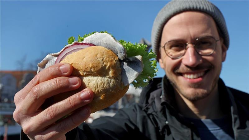 Das Fischbrötchen bekommt ein eigenes Buch Wenn er die Wahl hat, entscheidet sich Gottfried Haufe immer für das Fischbrötchen mit Bismarckhering.