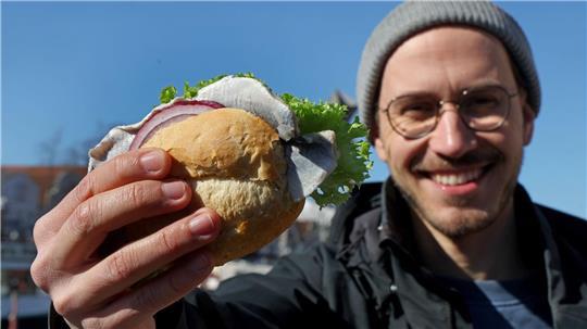 Wenn er die Wahl hat, entscheidet sich Gottfried Haufe immer für das Fischbrötchen mit Bismarckhering. 