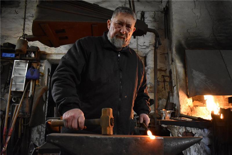 Wenn er nicht am Amboss steht, fährt Martin Porsche mit seinem Motorrad durchs Alte Land.
