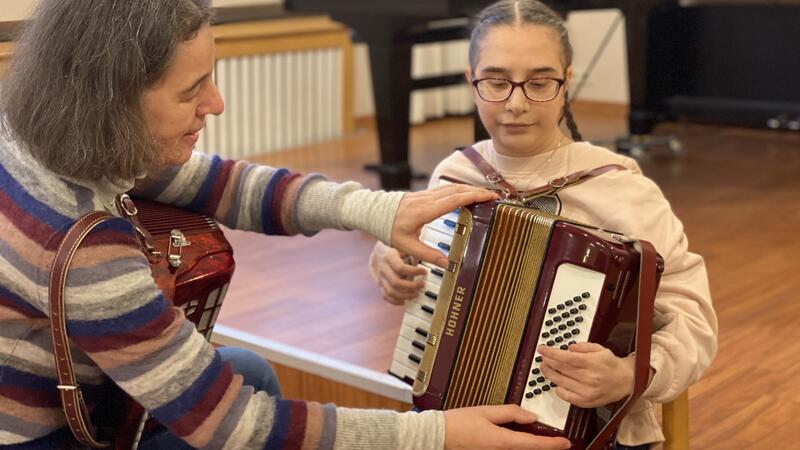 Wenn es etwas Neues zu lernen gilt, führt Instrumentallehrerin Susanne Rieche einfach die Finger ihrer blinden Akkordeonschülerin zu den richtigen Tasten und lenkt die Bewegung des Akkordeonbalgs.