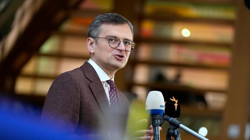 Scholz fordert von Brüssel klare Botschaft an Putin  Wenn es keine positive Entscheidung gebe, wäre dies äußerst demotivierend für die Menschen in der Ukraine, warnte Außenminister Dmytro Kuleba in Brüssel.