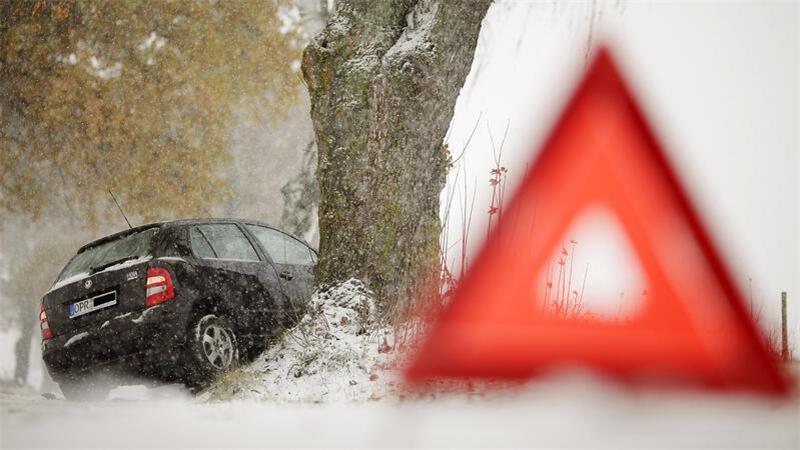 Wenn es kracht, gilt zuerst: Warnblinker einschalten, Warnweste anlegen und das Warndreieck aufstellen.