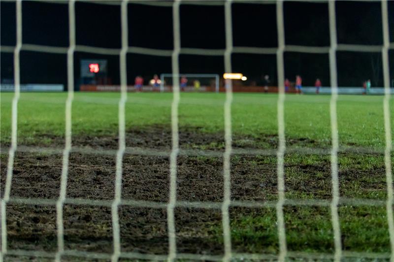 Wenn es länger regnet, ist die Sorge um die Fußballplätze groß und sind Spielabsagen an der Tagesordnung. Symbolfoto: Struwe