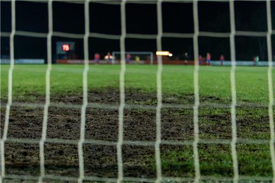 Wenn es länger regnet, ist die Sorge um die Fußballplätze groß und sind Spielabsagen an der Tagesordnung. Symbolfoto: Struwe
