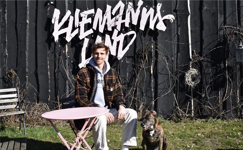 Wenn es nach Fynn Kliemann, Geschäftsführer des Kliemannslandes, geht, werden neue Planungen in Rüspel transparent kommuniziert.