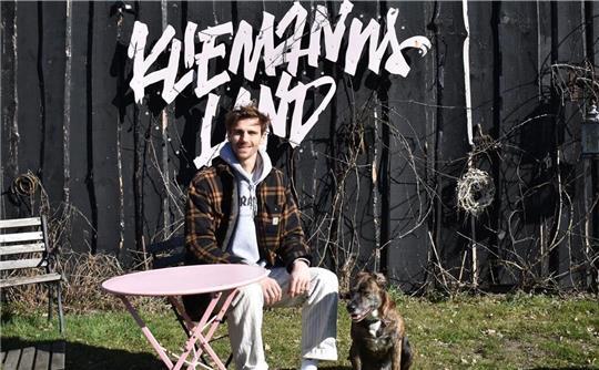 Wenn es nach Fynn Kliemann, Geschäftsführer des Kliemannslandes, geht, werden neue Planungen in Rüspel transparent kommuniziert.