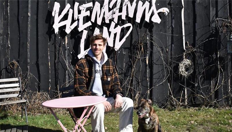 Wenn es nach Fynn Kliemann, Geschäftsführer des Kliemannslandes, geht, werden neue Planungen in Rüspel transparent kommuniziert.