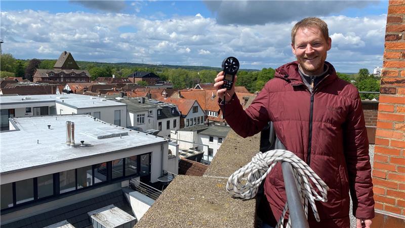 Abseilen am Petri-Turm: Spektakulärer Kletterakt in Buxtehude Pastor Chris Hasemann steht auf der Turm-Plattform und hält einen Windmesser in der Hand
