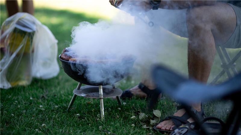 Sommer, Sonne, Sauberkeit: Unterwegs mit Grill-Diplomaten Wenn es sonnig und trocken ist, treibt es die Menschen in die Parks.