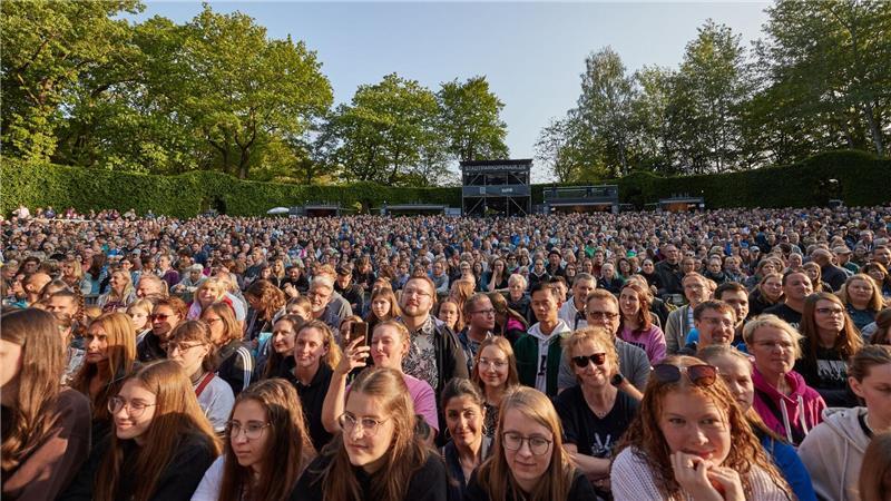 50 Jahre Stadtpark-Open-Air – Promis feiern Hamburgs „grünes Wohnzimmer“ Wenn es voll ist, passen rund 4.000 Menschen zwischen Freilichtbühne und Buchenhecke. (Archivbild)