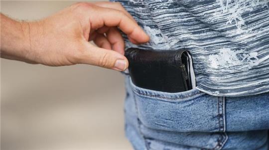 Wenn etwas an Unis geklaut wird, dann sind es leicht zu tragende Wertgegenstände wie Bargeld oder Handys (Symbolbild)
