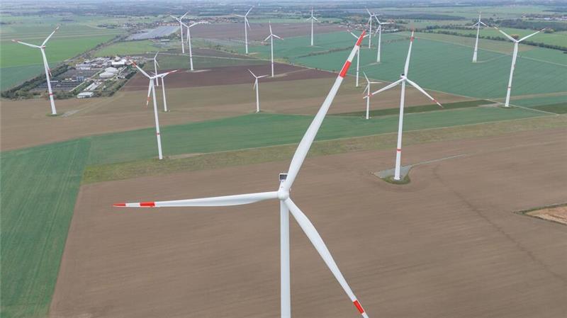 Abnehmer dringend gesucht: Strom 2024 häufiger Ramschware Wenn hohes Stromangebot etwa an windreichen Tagen auf eine geringe Nachfrage trifft, werden an der Börse Abnehmer schon mal mit Geld belohnt. (Archivbild)