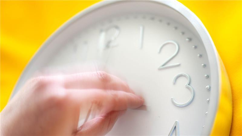 Rund um die Zeitumstellung besser schlafen - so klappt‘s Wenn innere und äußere Uhr nicht übereinstimmen, können Schlafprobleme die Folge sein.