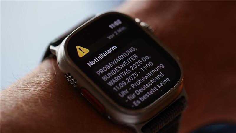 Wenn jemand eine WarnApp installiert hat, bekommt er per Mobilfunk gleich zweimal einen Hinweis auf den Probealarm - per Cell Broadcast und über die App.