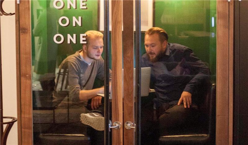 Wenn nicht jeder mithören darf, zieht man sich in die Glaskabine zurück.