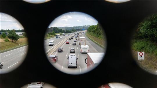 Wenn schwere Gegenstände von Autobahnbrücken geworfen und arglose Autofahrer dadurch potenziell in Lebensgefahr gebracht werden, bejahen Gerichte bei entsprechendem Vorsatz das Vorliegen eines Mordversuchs.